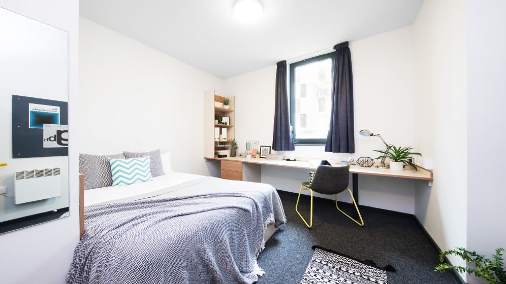 Wellington St Plaza premium bedroom